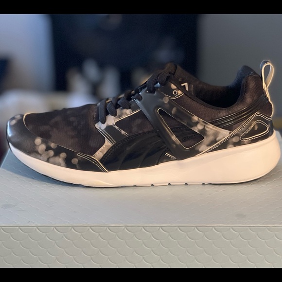 Size 9.5 Black Womens Puma walking sneakers only worn once, like new. - Picture 3 of 5